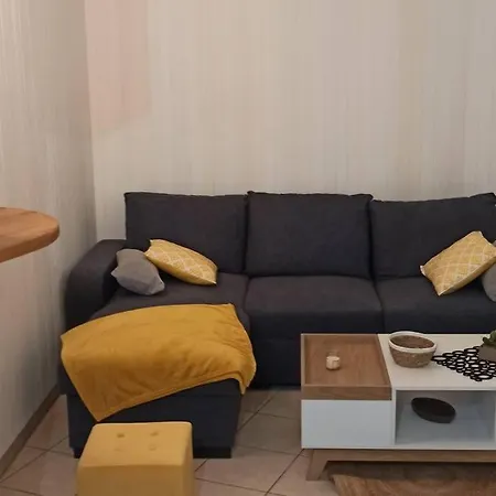 Petite Maison De Bourg Proche A84 Hébergement de vacances *