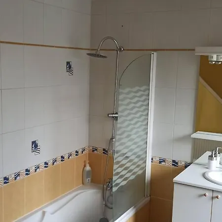 Petite Maison De Bourg Proche A84 Hébergement de vacances *